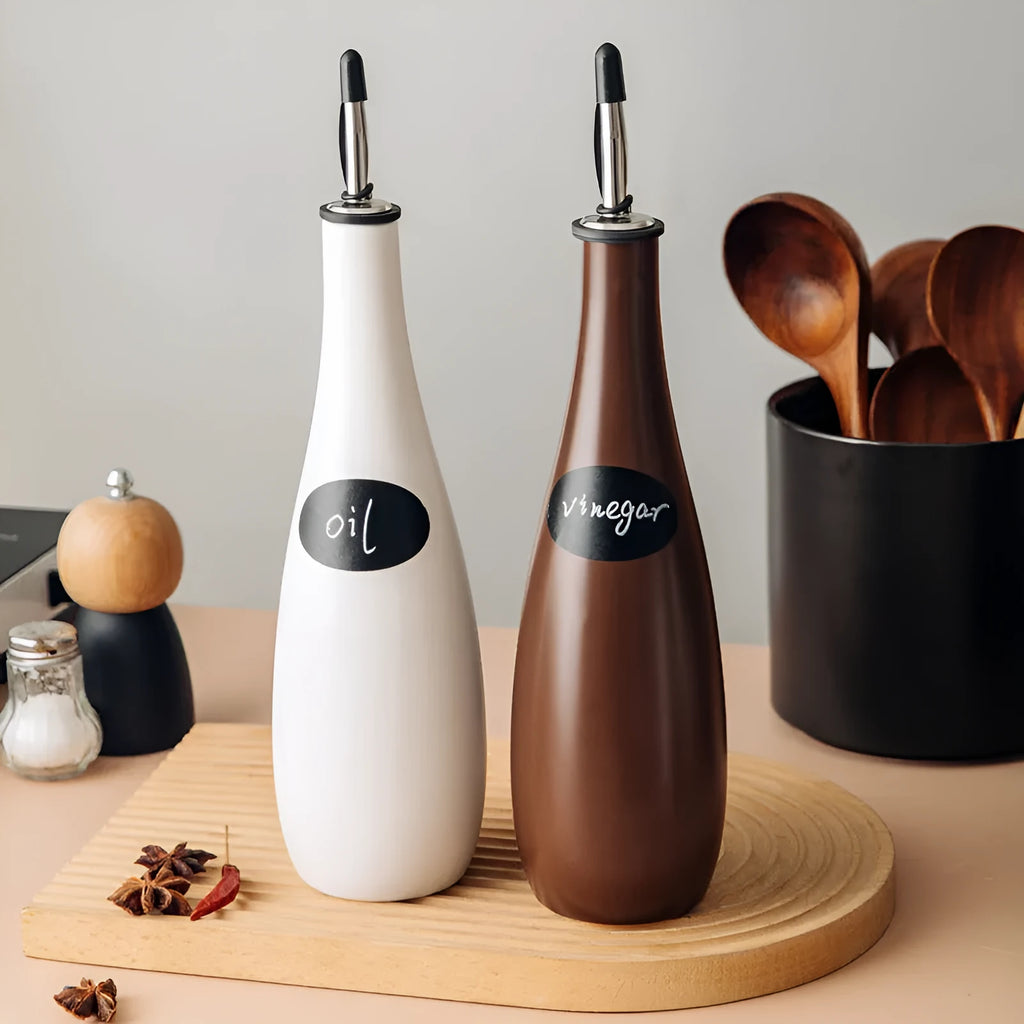 Ceramic kitchen oil pot with conical funnel in black, coffee or white colour, 650ml capacity.