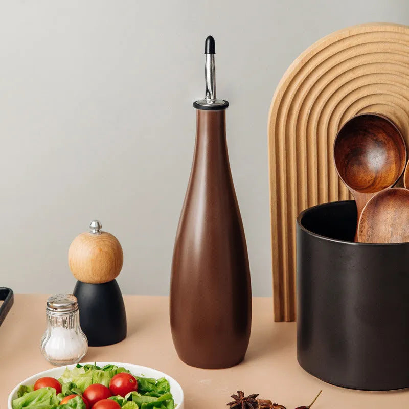 Ceramic kitchen oil pot with conical funnel in black, coffee or white colour, 650ml capacity.