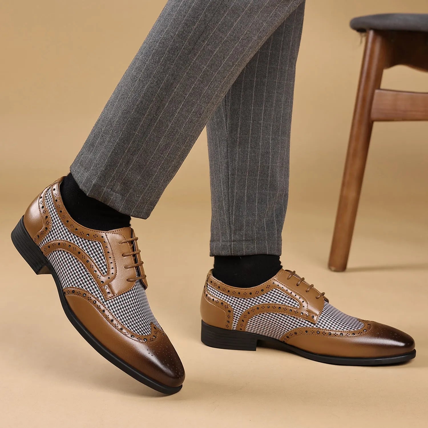 Imitation houndstooth plaid pattern men's casual canvas shoes with rubber sole in square-toe design.