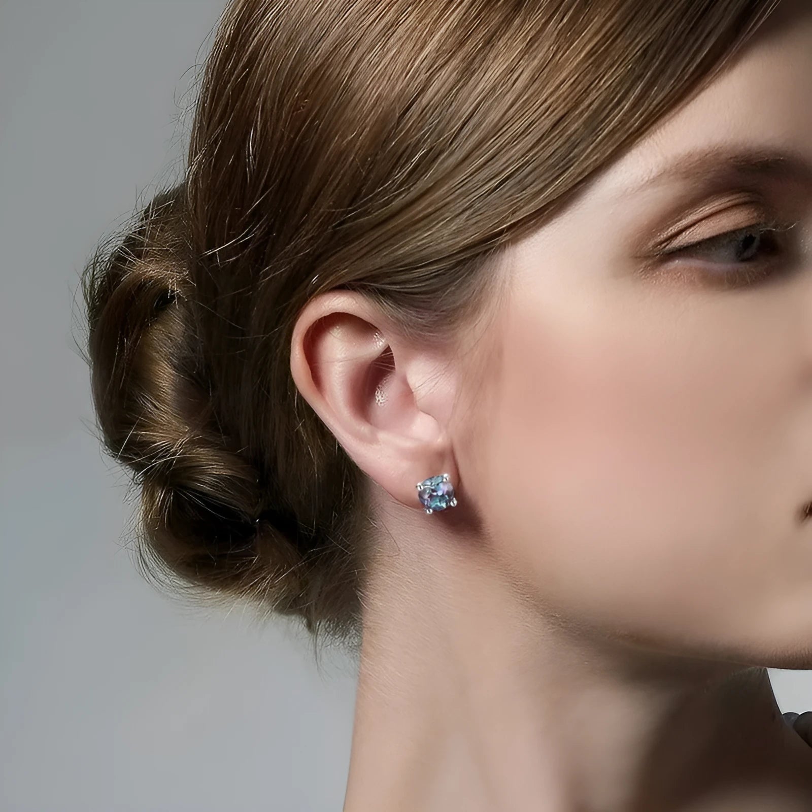 A pair of simple geometric Alexander stone ear studs in 925 silver with a round element, in cultivate Alexandrite colour.