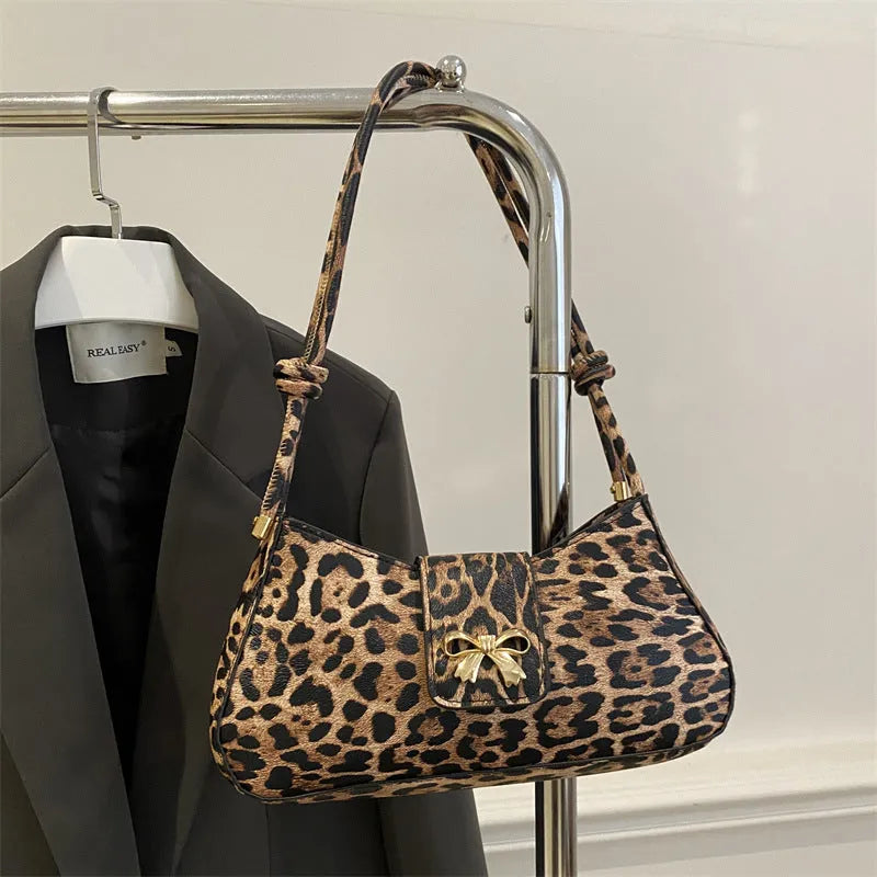 Large capacity casual women's handbag in medium-soft PU leather with sandwich pocket design