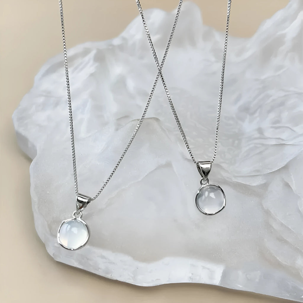 Women's adjustable Korean-style necklace with oval artificial crystal pendant and box chain