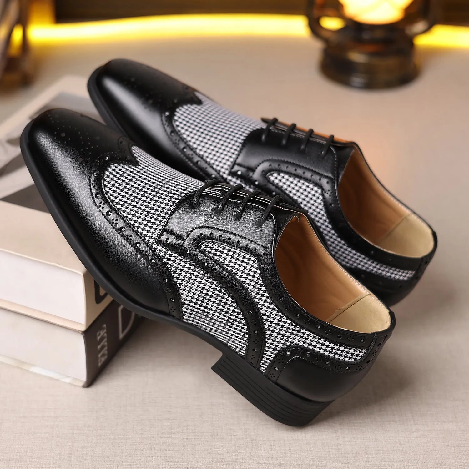 Imitation houndstooth plaid pattern men's casual canvas shoes with rubber sole in square-toe design.