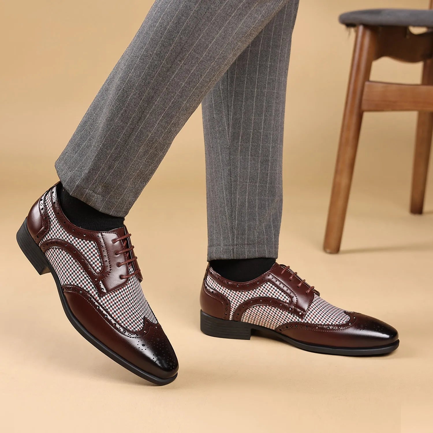 Imitation houndstooth plaid pattern men's casual canvas shoes with rubber sole in square-toe design.