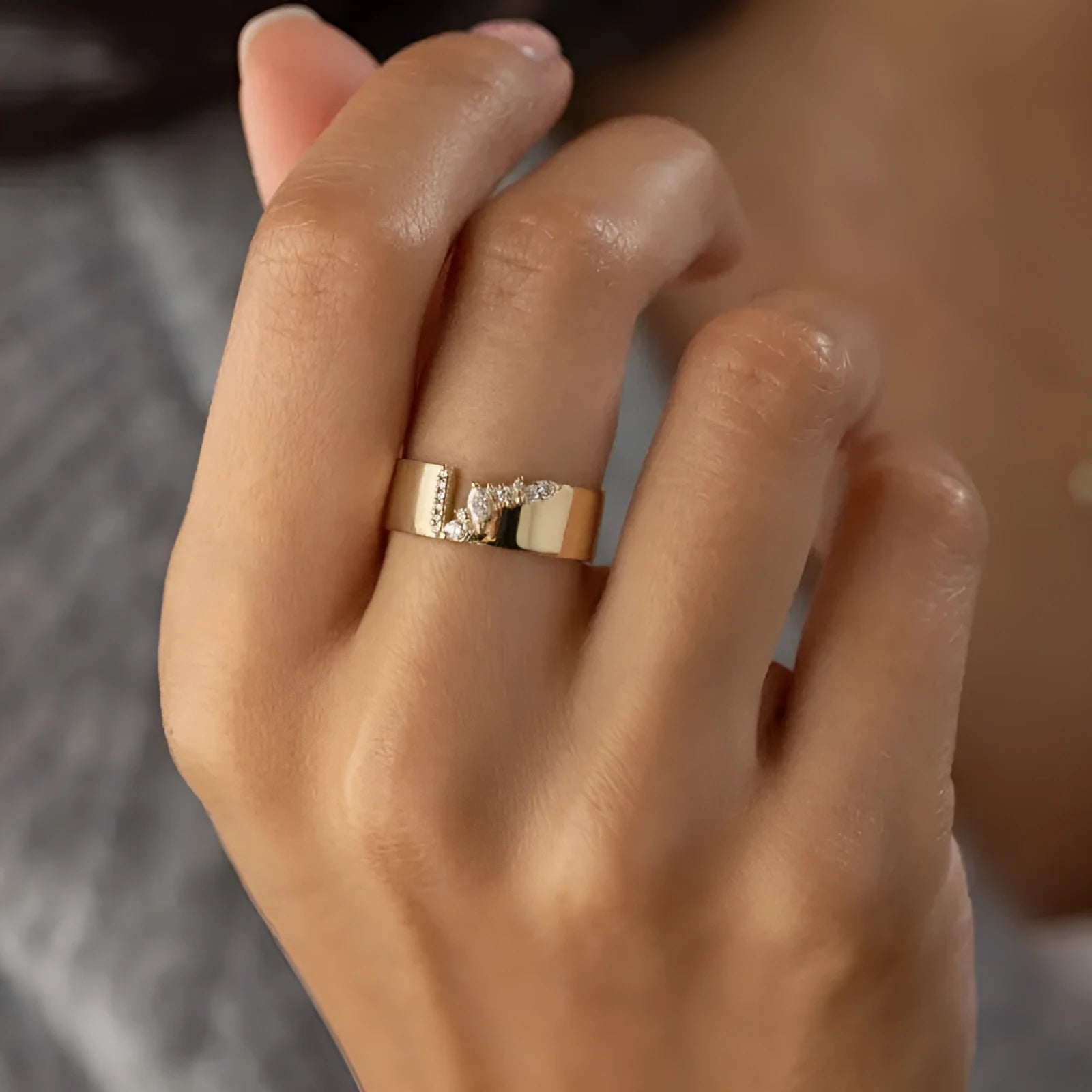 Gold coloured women's ring with a shining zircon stone on a copper band.