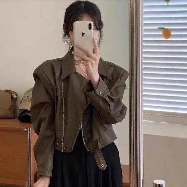 Women's brown retro slim-fit short leather jacket with regular sleeves and pockets