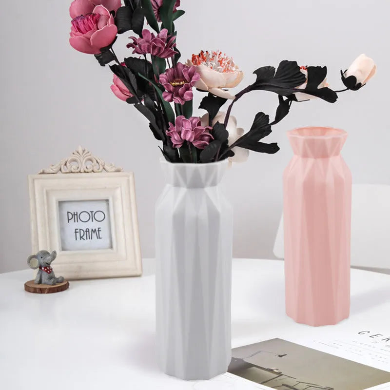 Green drop-resistant melamine plastic vase with a 7.2 cm bottom diameter.