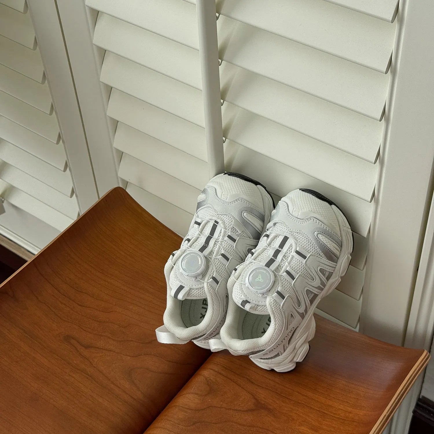 Girls casual shoes in beige with PU leather and mesh upper.