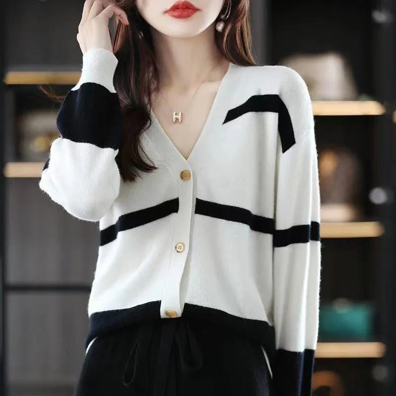 Women's V-neck cardigan with 3D striped pattern in slim fit free size