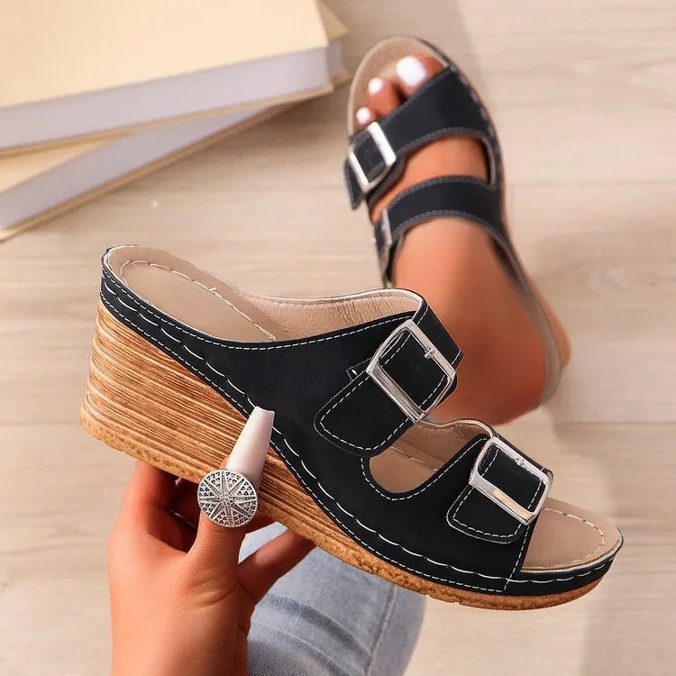 Women's creamy-white wedge slippers with a decorative outer buckle on the PU upper and a rubber sole.