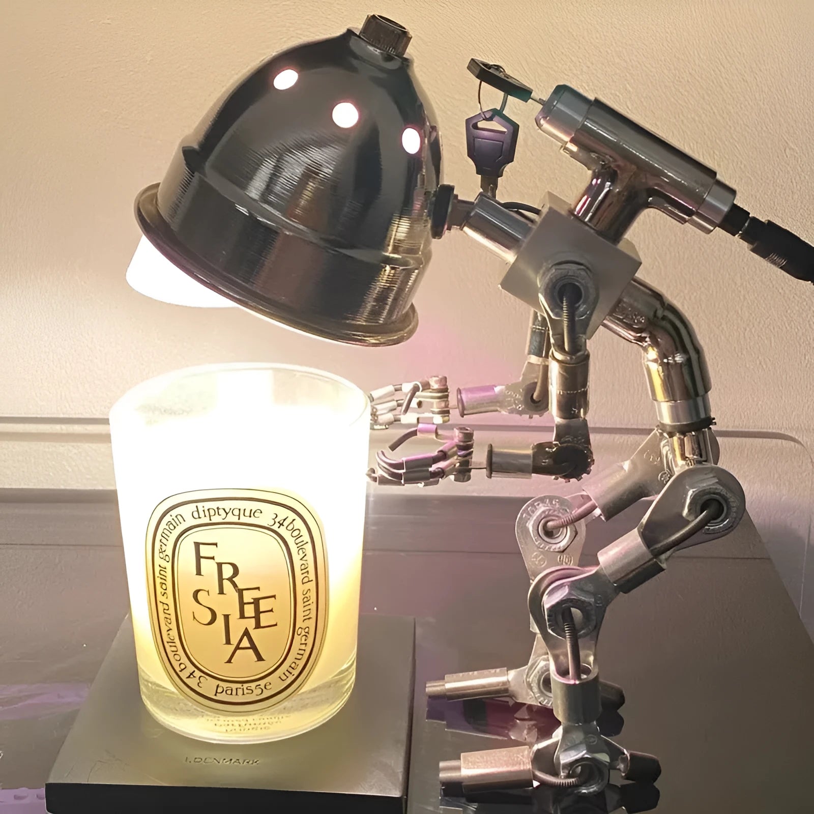 Creative silver or copper robot-shaped decorative desk lamp in 22cm or 29cm size.