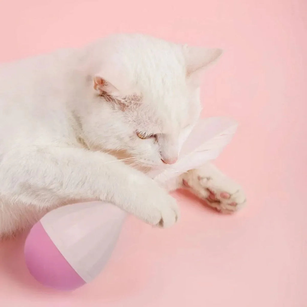 Green feather tumbler cat toy with aluminium alloy construction and goose feather attachment