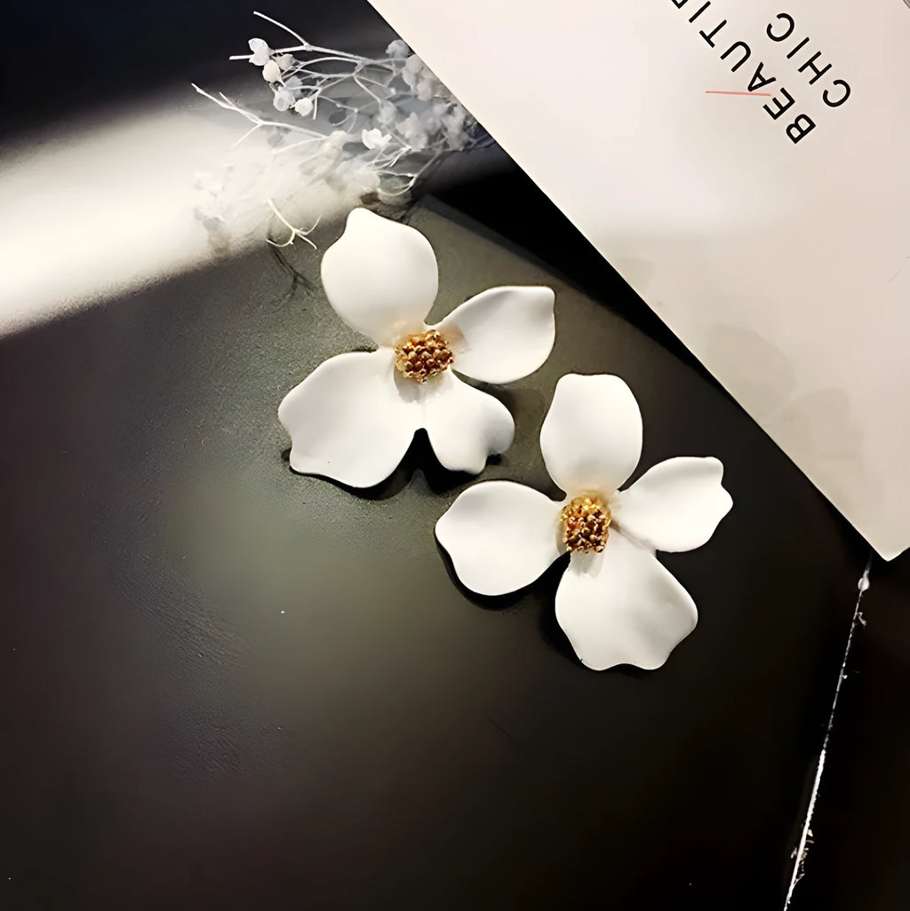 Flower-shaped stud earrings for women in alloy with white or pink electroplated finish