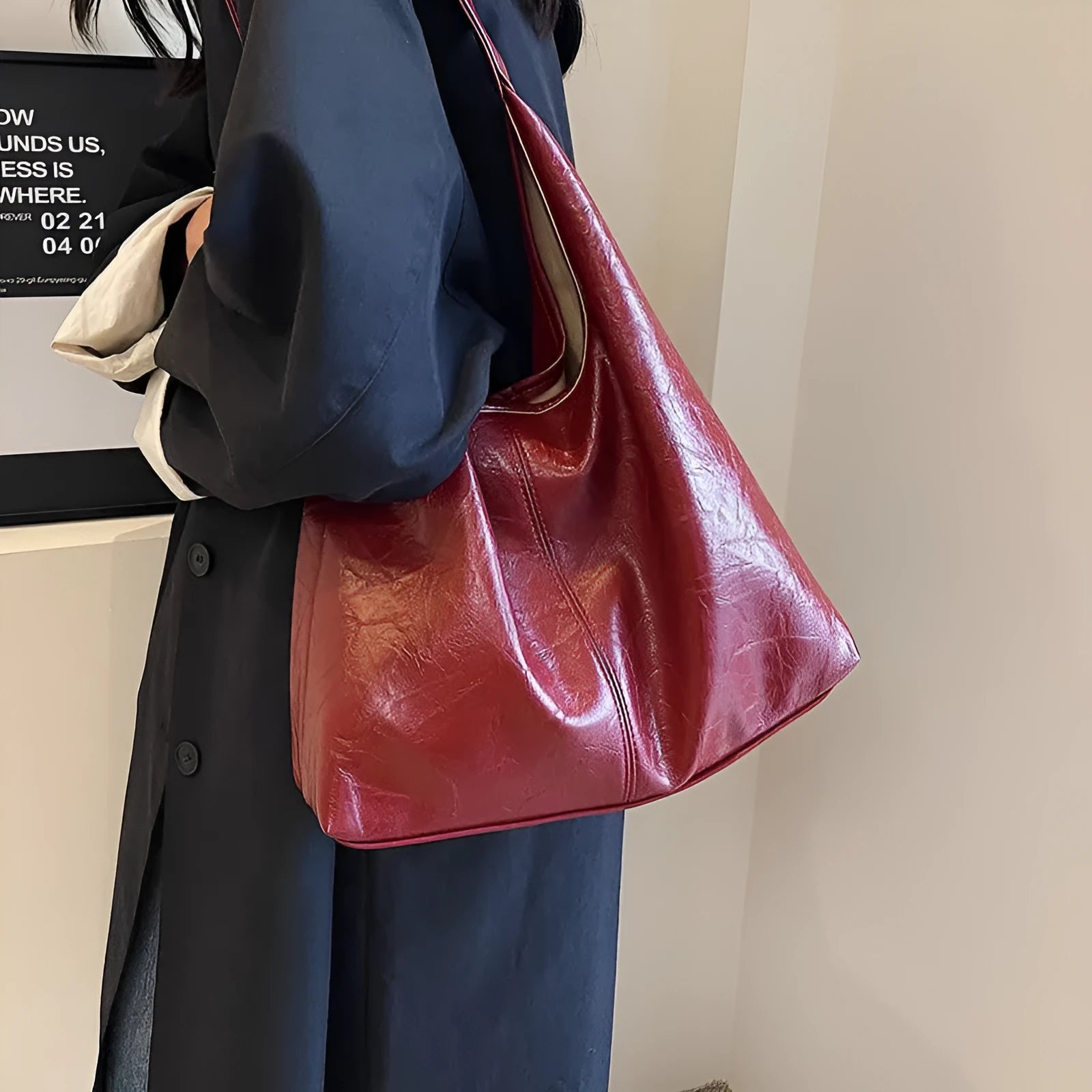Casual soft PU leather large capacity shoulder bag in street style with sandwich pocket.