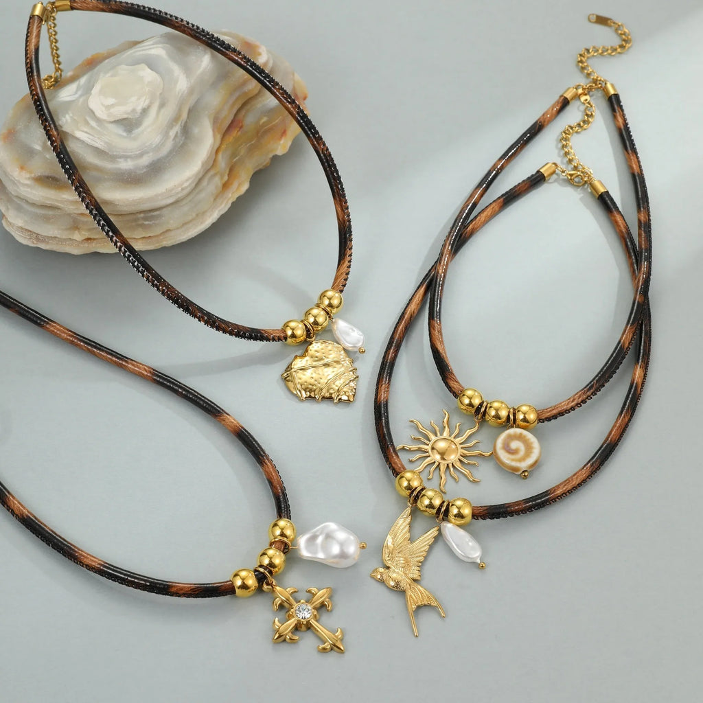 Geometric leopard pendant necklace in 18K gold electroplated stainless steel with adjustable chain