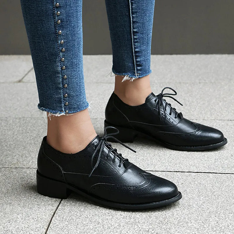 British retro Oxfords casual shoes for women, low platform heel, lace-up, rubber sole, black colour
