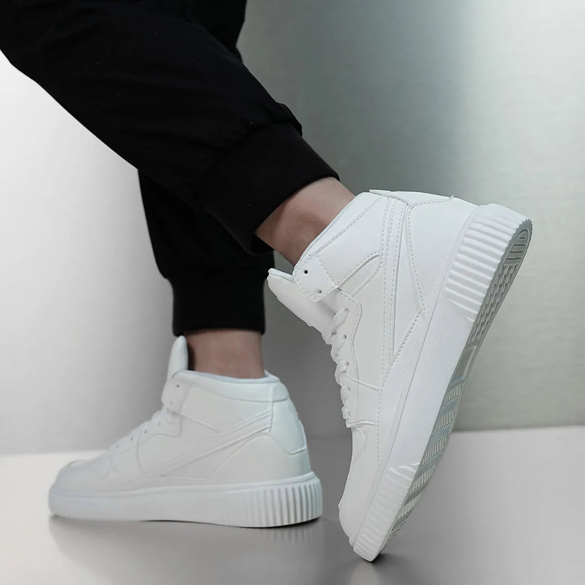 White men's casual round-toe slip-on shoes made from microfiber for autumn and winter.