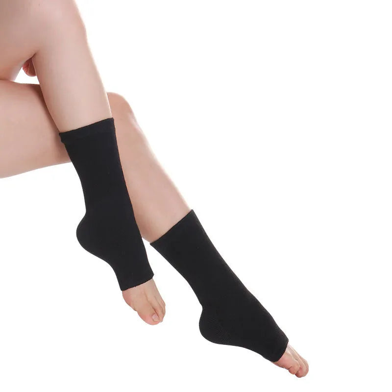 Warm knitted ankle support sleeve for adults in black, grey or skin colour, one pair, for basketball and running