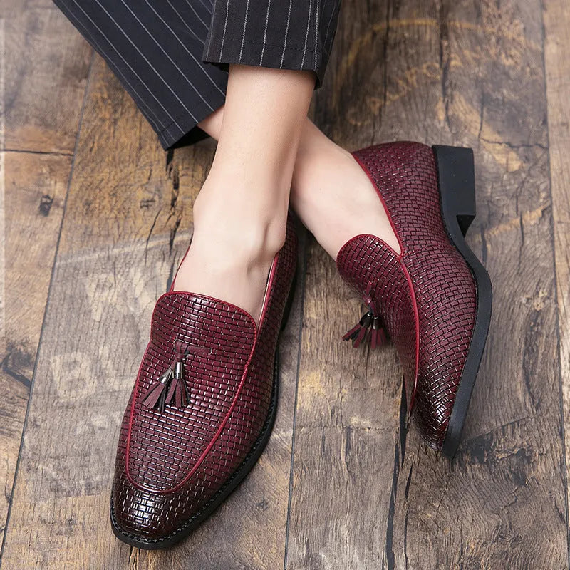 Men's pointed black slip-on shoes with tassel decoration and artificial PU uppers