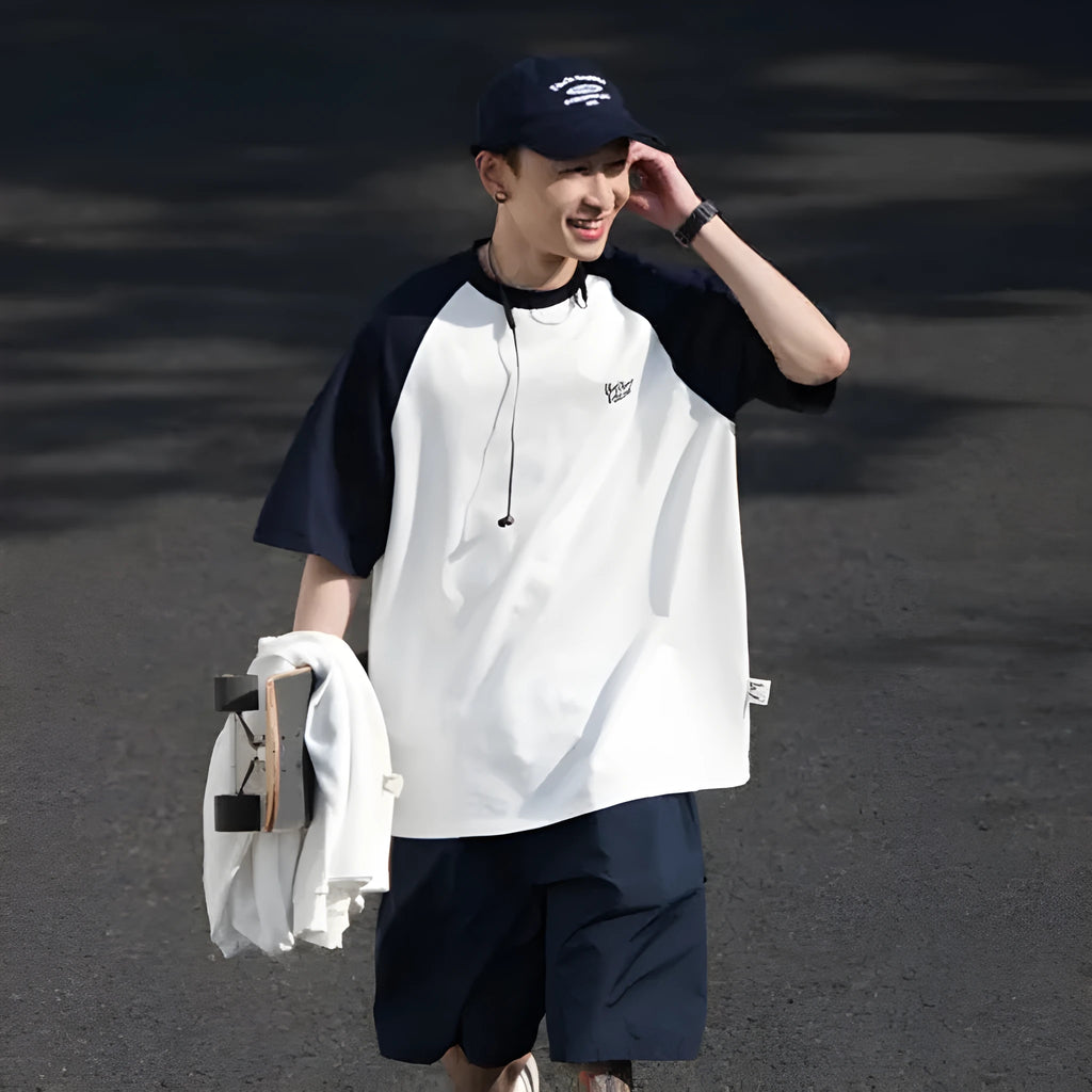 Man wearing a loose-fit grey raglan sleeve T-shirt, Japanese casual style.