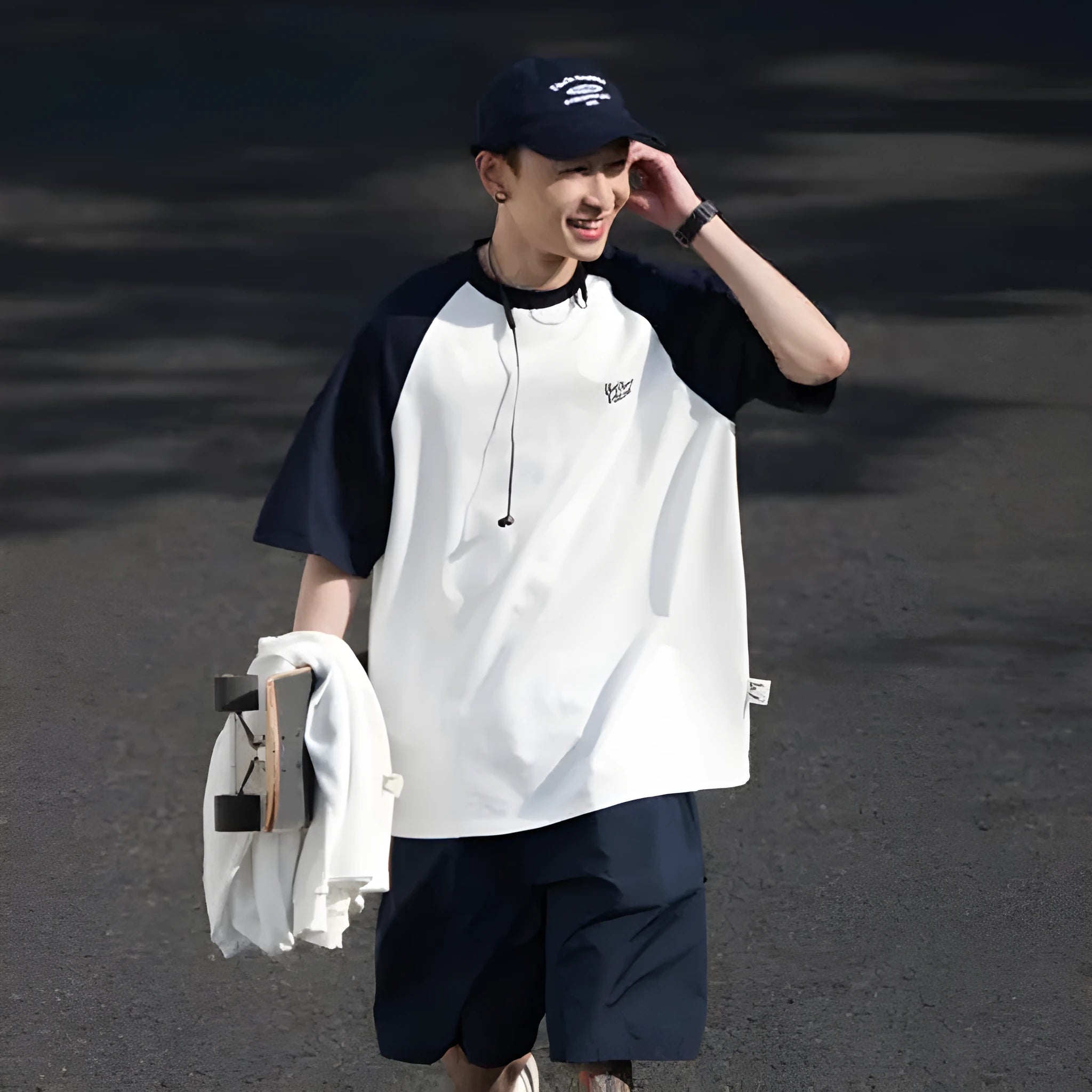 Man wearing a loose-fit grey raglan sleeve T-shirt, Japanese casual style.