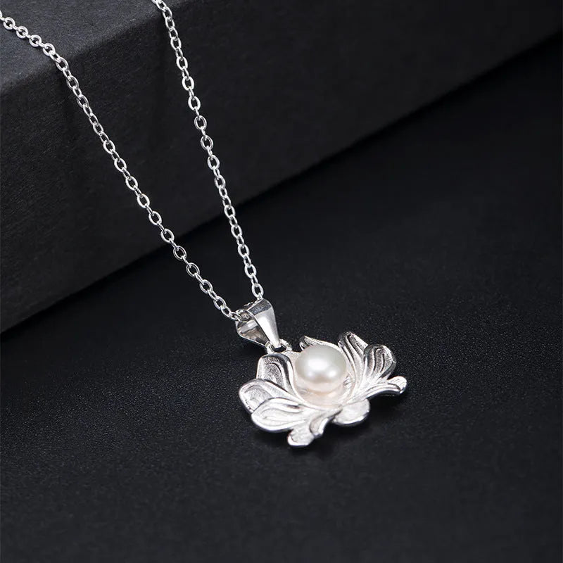 Simple pearl lotus women's necklace with 925 silver pendant and pearl inlay in flower shape