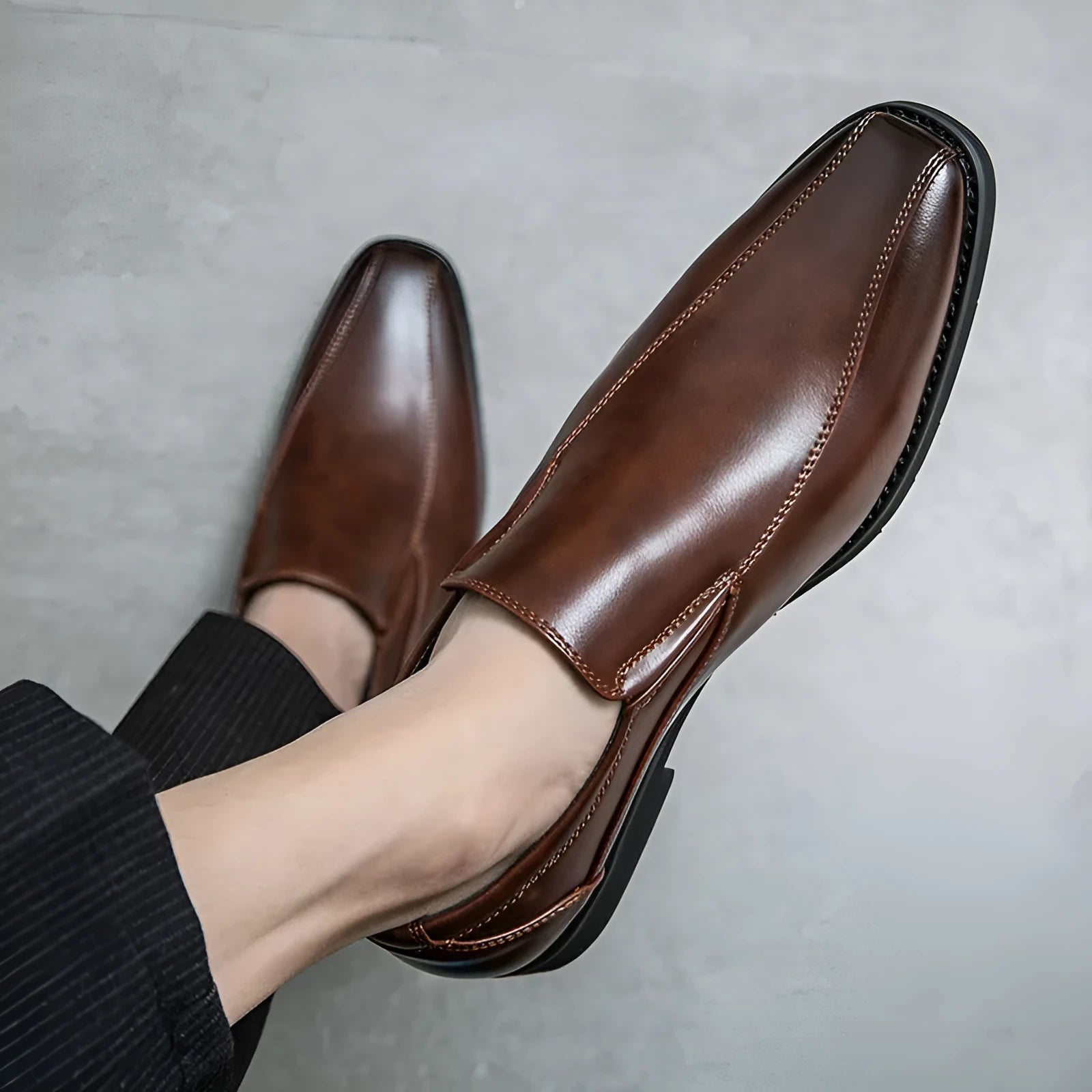 Men's black pointed toe patent leather casual shoes with flat rubber sole