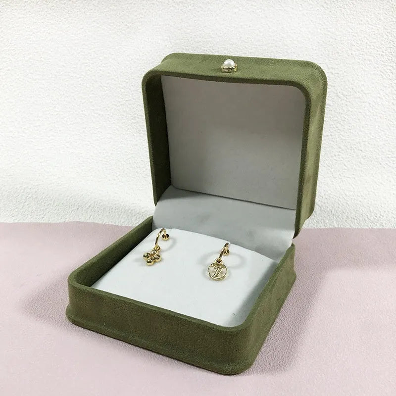 Fashion flannel waist-tight jewellery box with pearl buckle in light green for ring storage