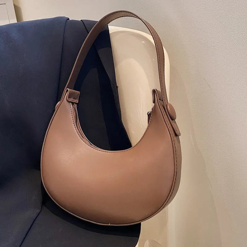 Retro dumpling-shaped women's shoulder bag in PU leather with a zippered pocket.