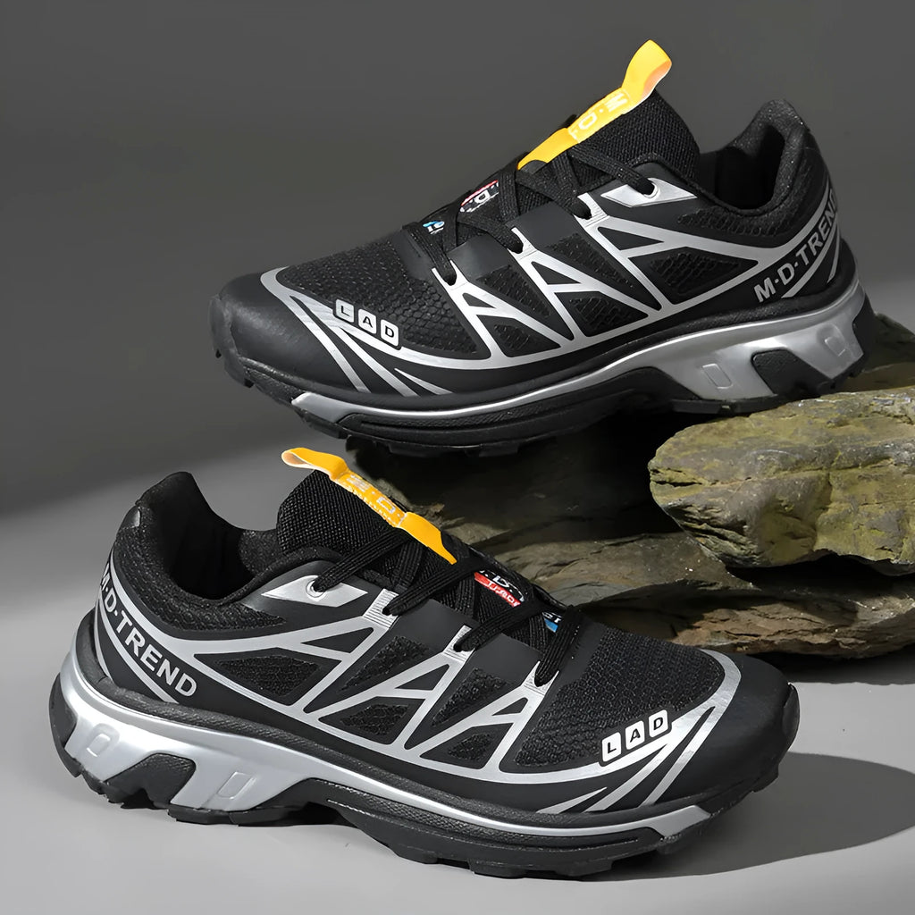 Low-top outdoor hiking shoes in artificial leather with mesh lining and rubber sole.