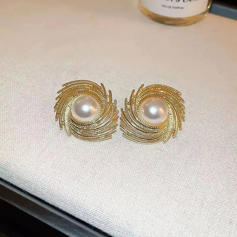 Pearl-coloured vintage flower earrings with irregular design elements on alloy electroplated construction