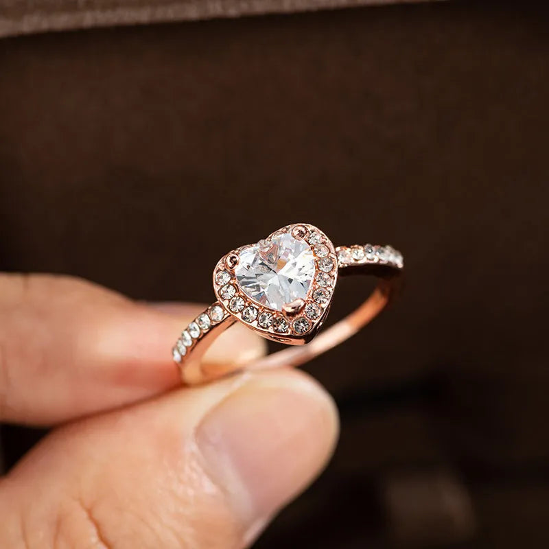 Heart-shaped women's wedding ring with crystal centrepiece in rose gold finish