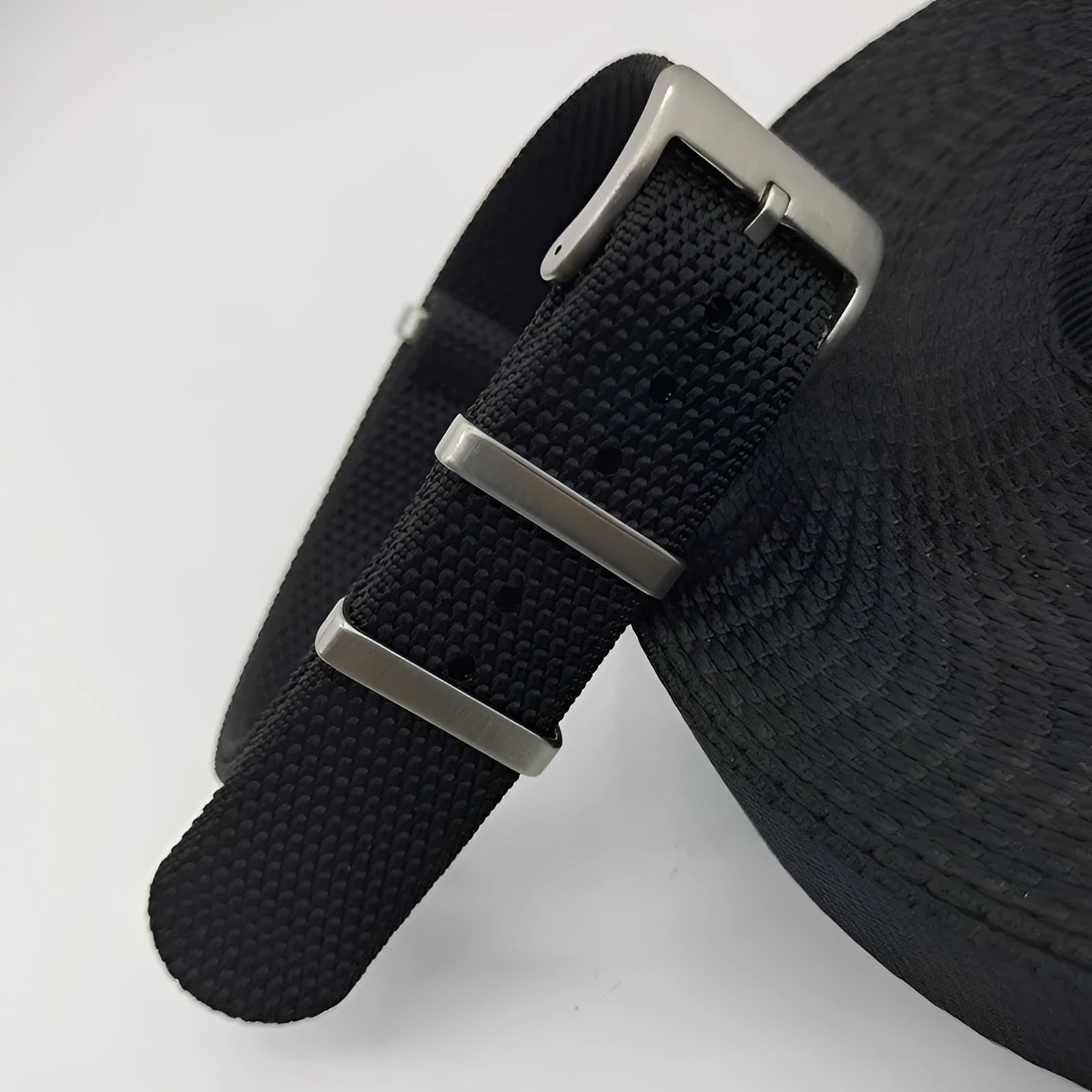 Nylon integrated watch strap shown in army green, with 20mm and 22mm width options displayed.