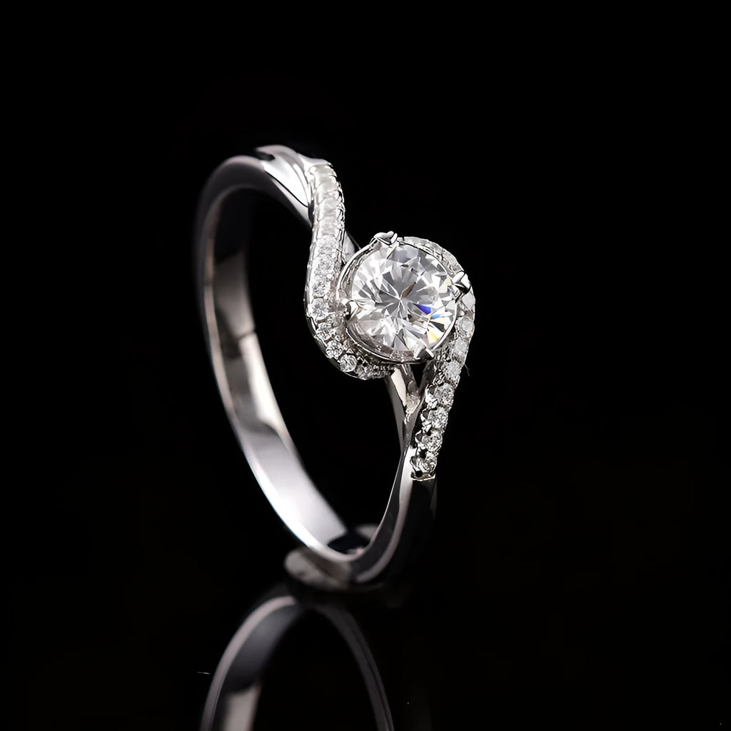 Silver adjustable women's ring with 2 karat synthetic moissanite angel eyes design and geometric texture detail