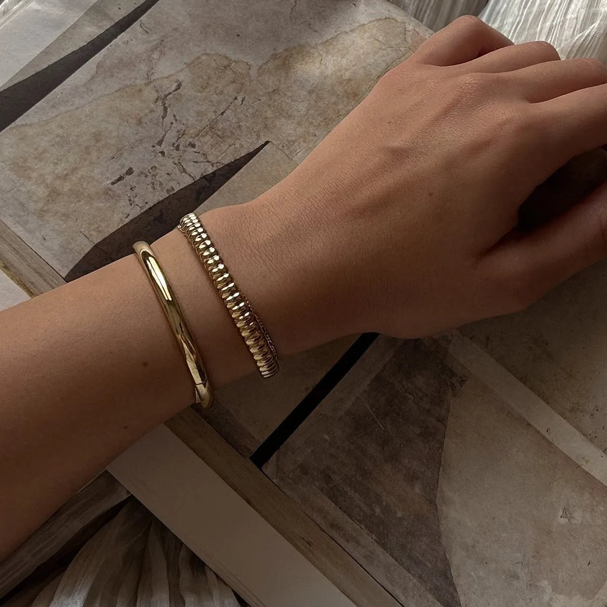 Stainless steel women's bracelet with electroplated finish in European and American style