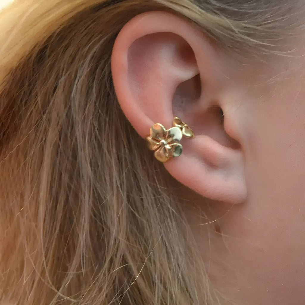 Gold-coloured alloy earrings with starfish and scallop shell designs.
