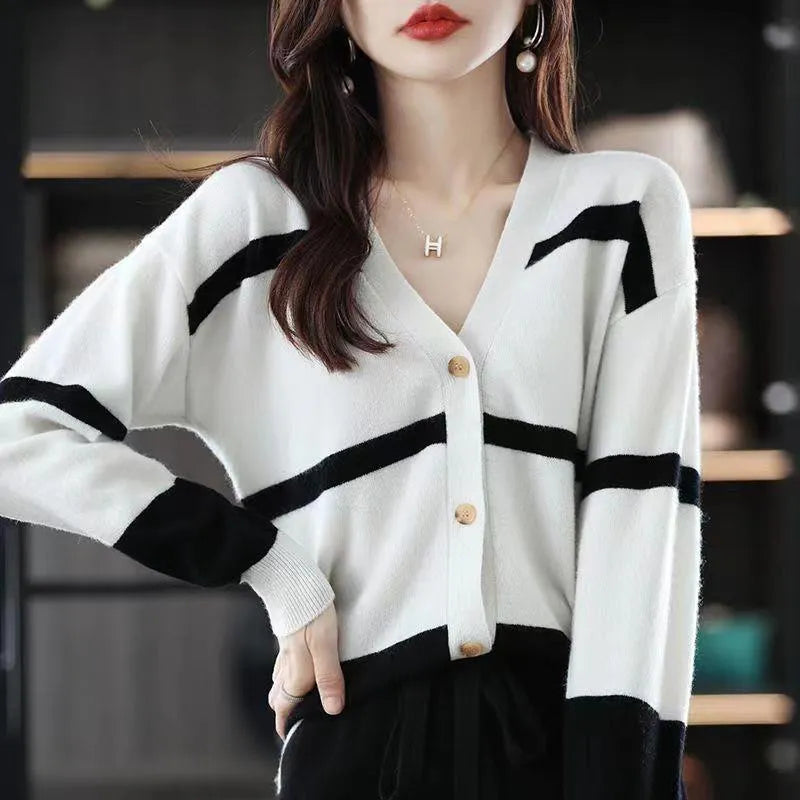 Women's V-neck cardigan with 3D striped pattern in slim fit free size