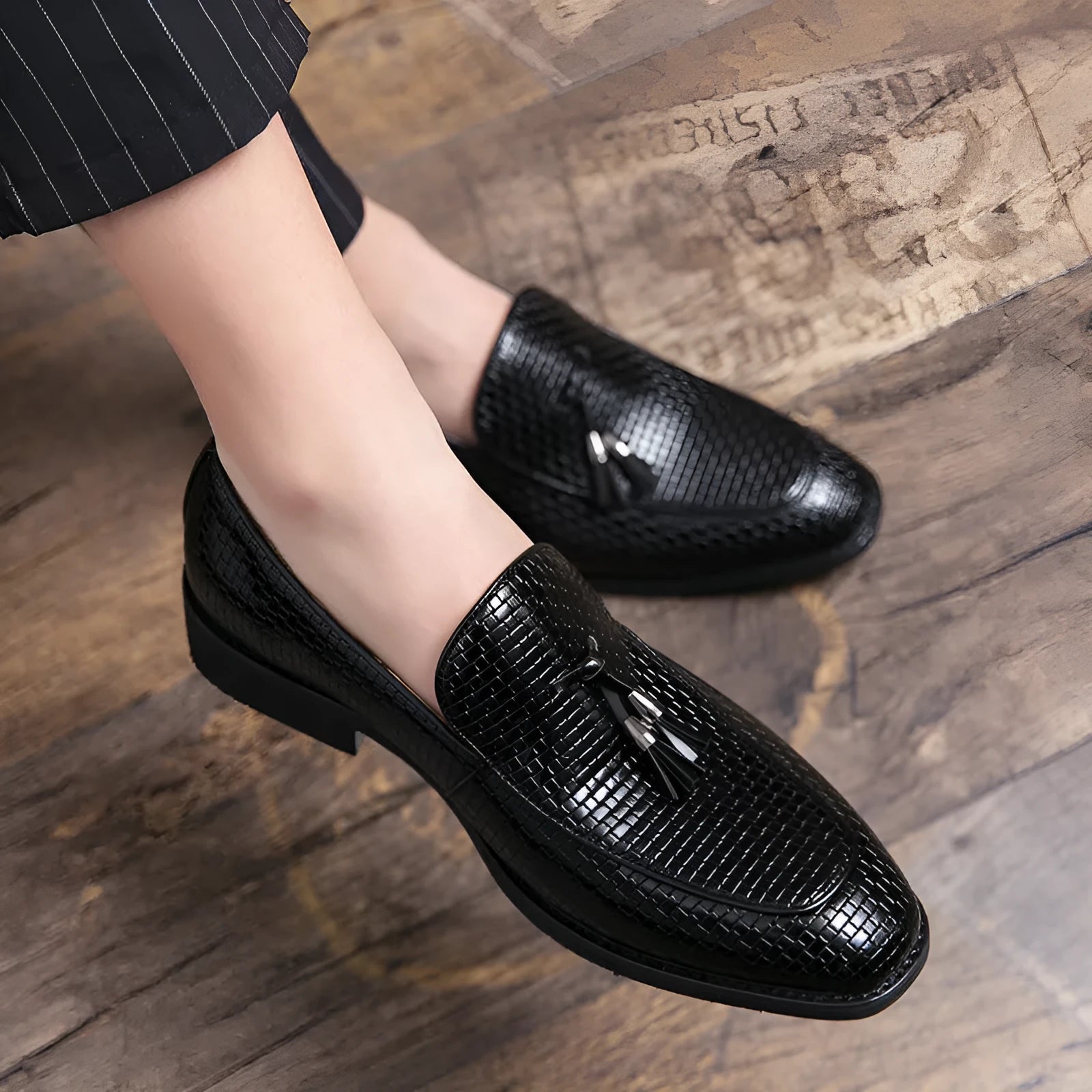 Men's pointed black slip-on shoes with tassel decoration and artificial PU uppers