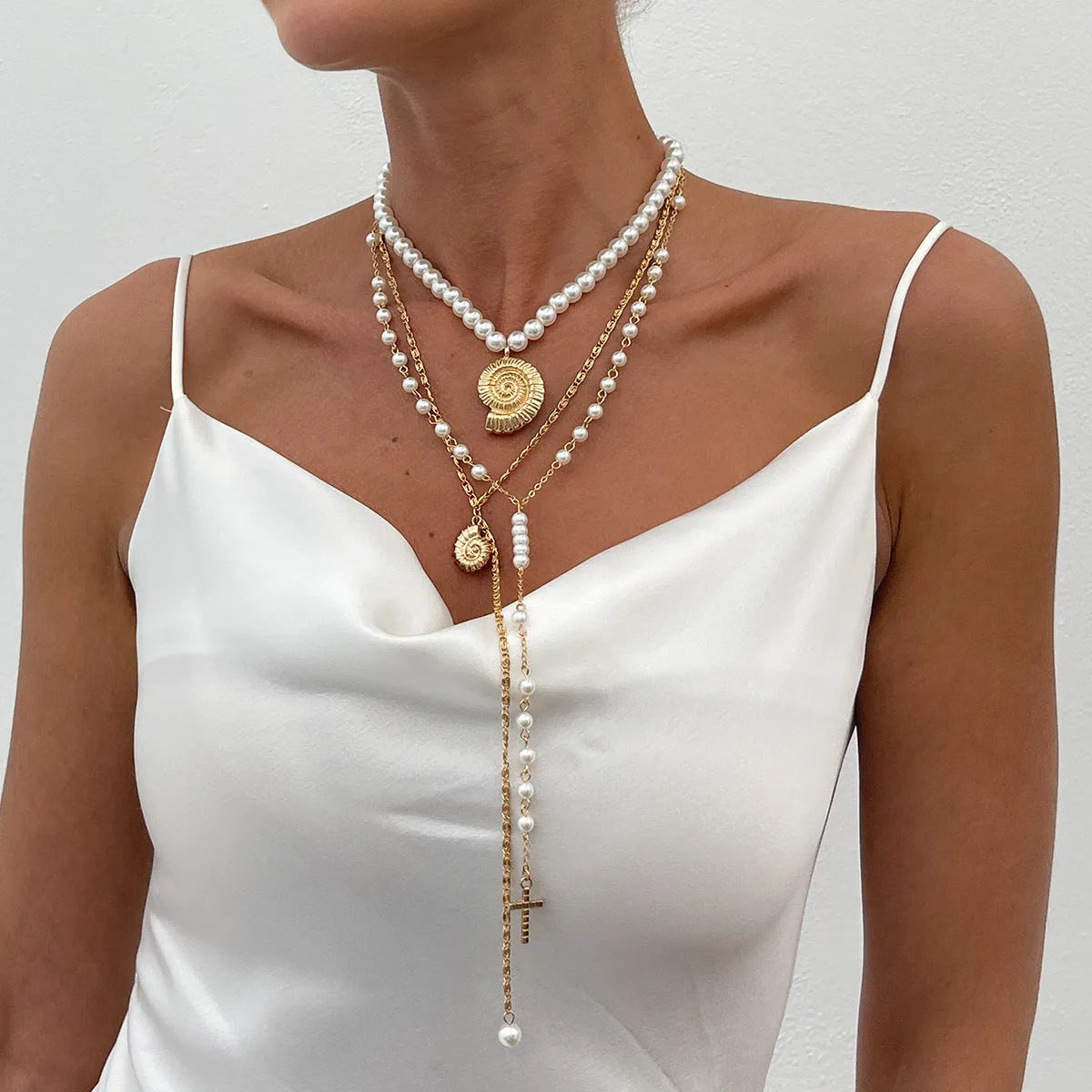 Long Y-shaped twin necklace with tassel pendant in gold electroplated alloy with imitation pearl chain