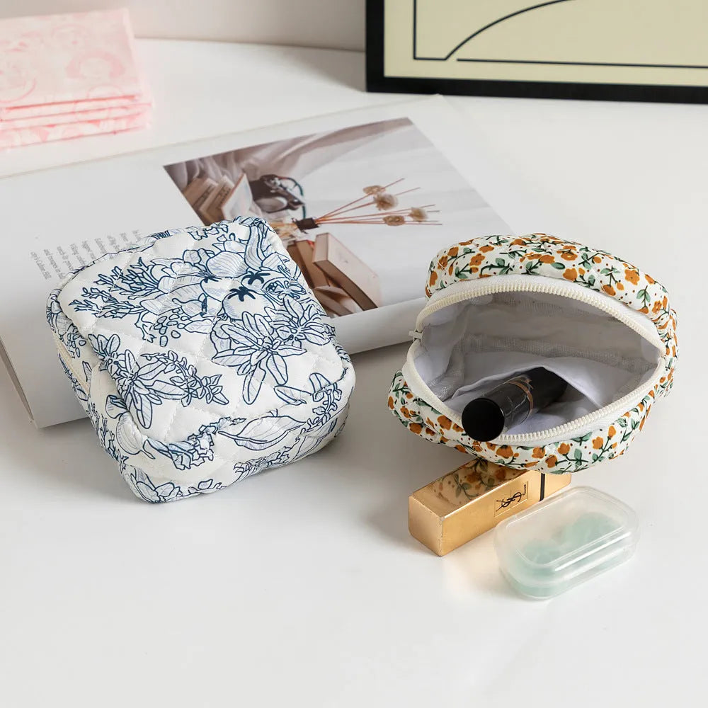 Women's key storage wallet with floral patterns in breathable polyester material