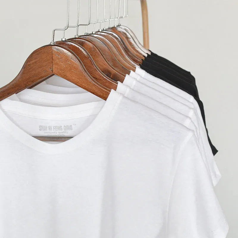 Men's solid colour combed cotton t-shirt with short sleeves and round neck.