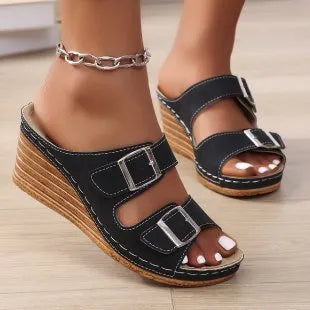 Women's creamy-white wedge slippers with a decorative outer buckle on the PU upper and a rubber sole.