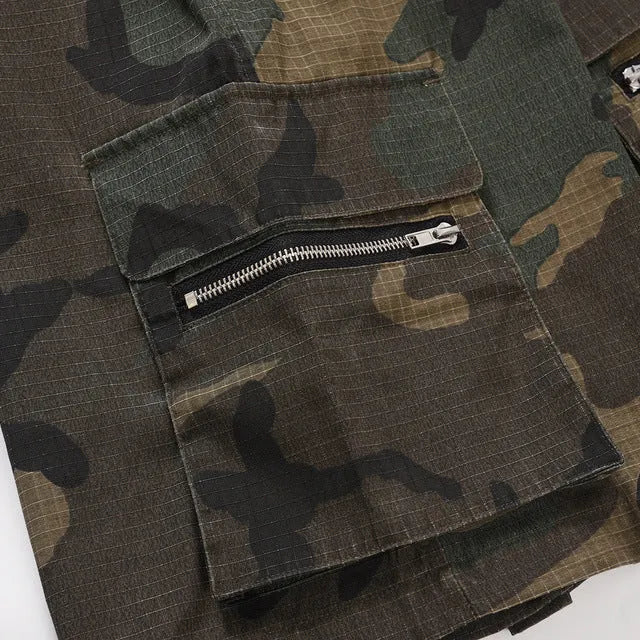 Green H215 cotton camouflage work shorts with multiple bags and a loose, mid-waist fit.