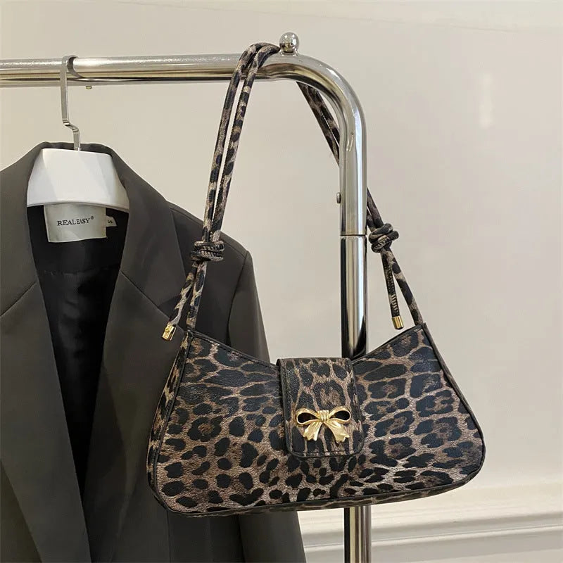 Large capacity casual women's handbag in medium-soft PU leather with sandwich pocket design