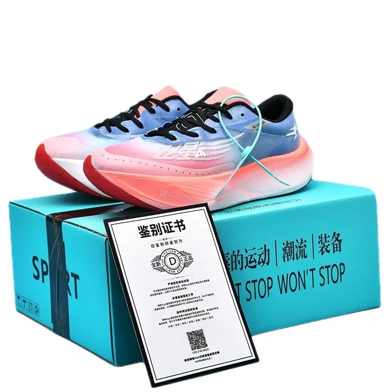 Adult low top lace-up sneaker with racing carbon plate, natural rubber sole, and PU mesh upper in Glacier colour.