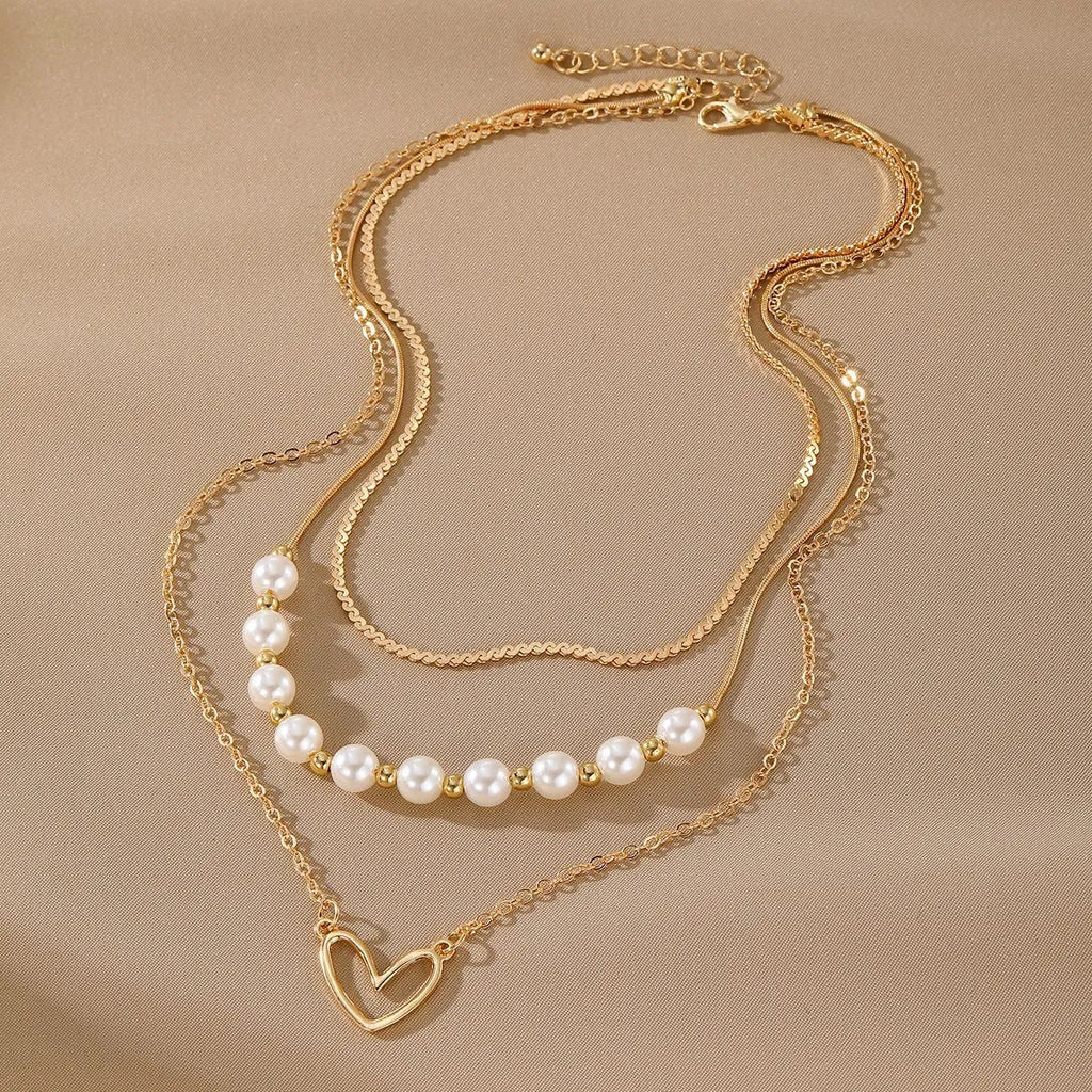 Vintage gold necklace with heart pendant on pearl chain, adjustable length 41-50cm