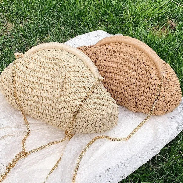 Shell-shaped straw shoulder bag for women with chain strap accents in beige colour