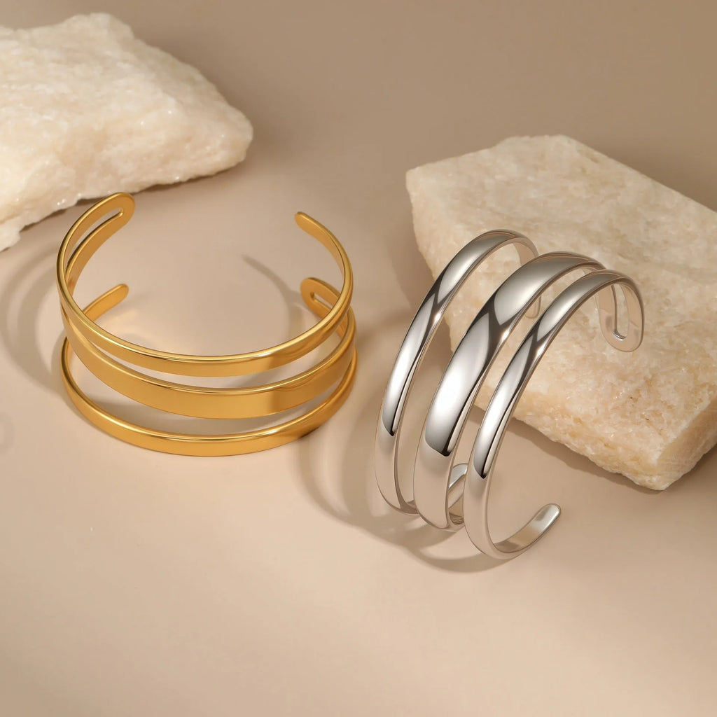 Stainless steel women's bracelet with a simple opening clasp in gold or steel colour.