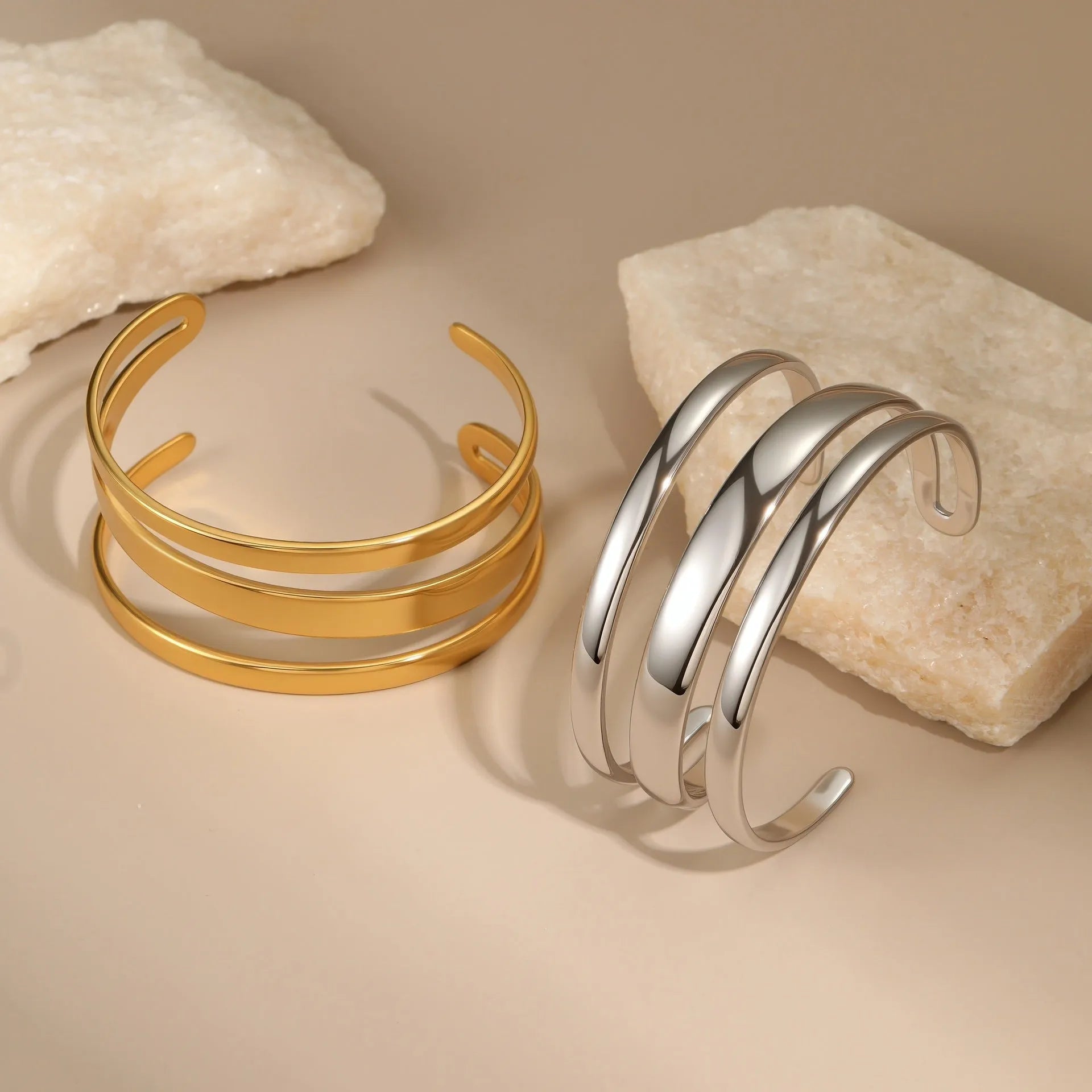 Stainless steel women's bracelet with a simple opening clasp in gold or steel colour.