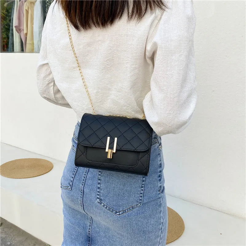 Women's crossbody bag with diamond lattice pattern and chain strap in black colour